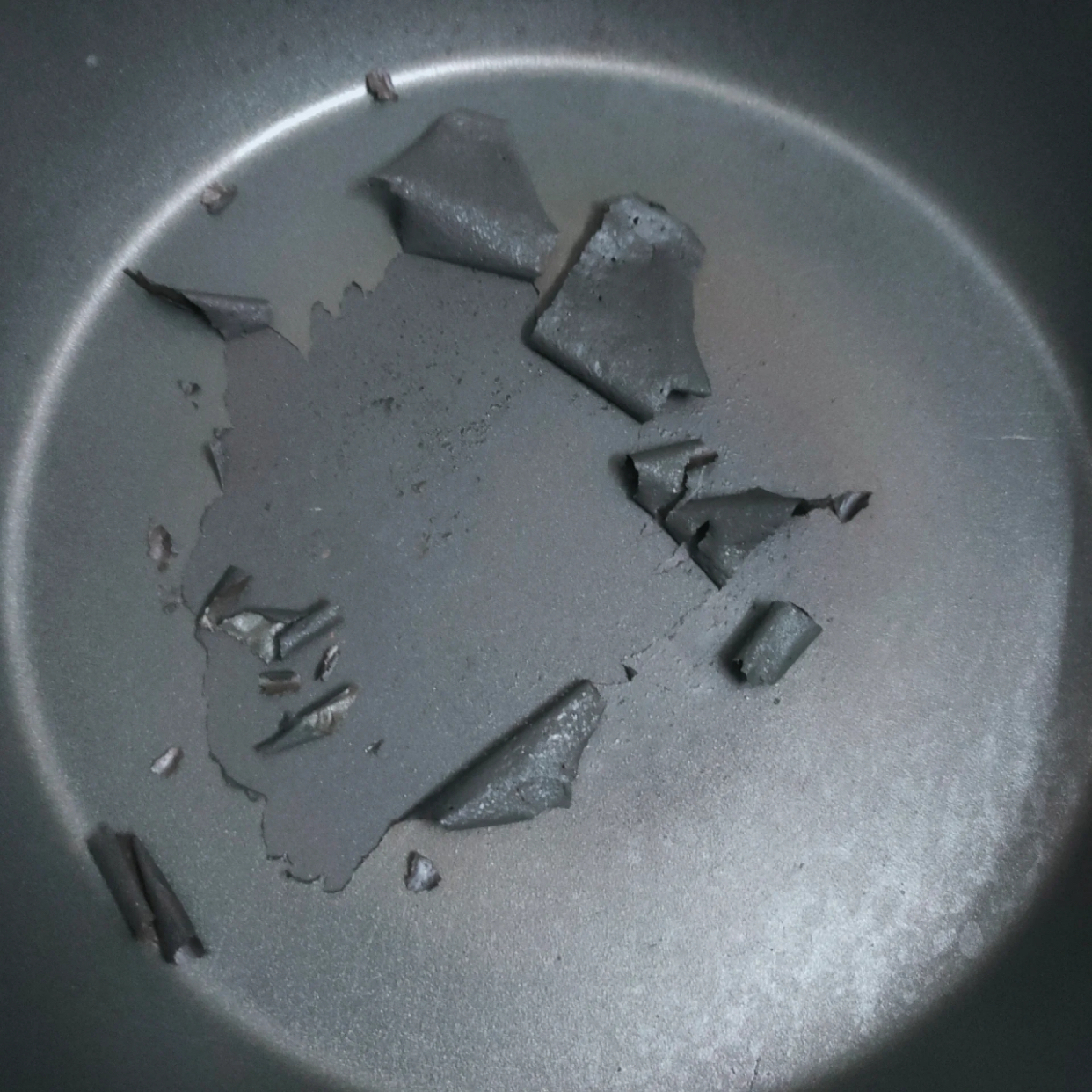 The PTFE coating of the non-stick pan has peeled off.